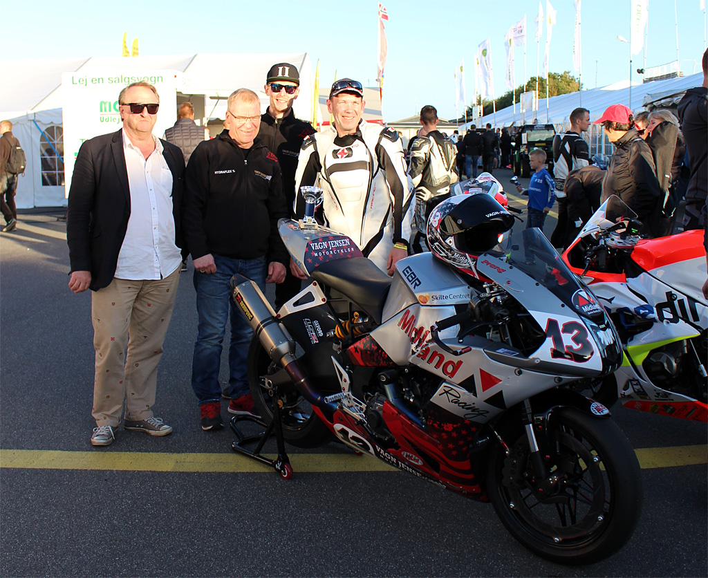 En del af sponsorerne bag René Prang. Fra Venstre: Peter Schäfer, Midland Oil – Vagn Jensen, Vagn Jensen motorcykler Horsens – Lars, Mekaniker – René Prang
(Foto: Erling Prang)